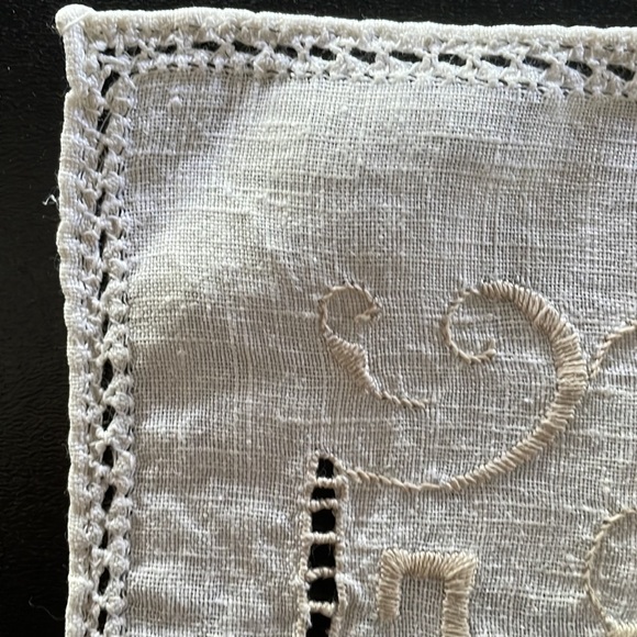 Beautiful Vtg table top doily cut out & lace.Handmade. Freshly washed/ironed - Picture 3 of 7